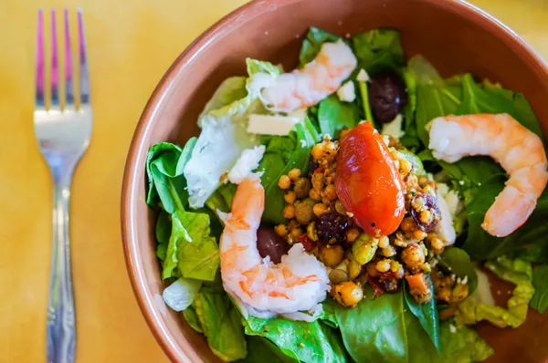 Thai salad with shrimps and vegetables — Stock Photo, Image