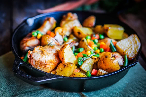 Ofengebackenes Hühnchen mit Kartoffeln und Gemüse — Stockfoto