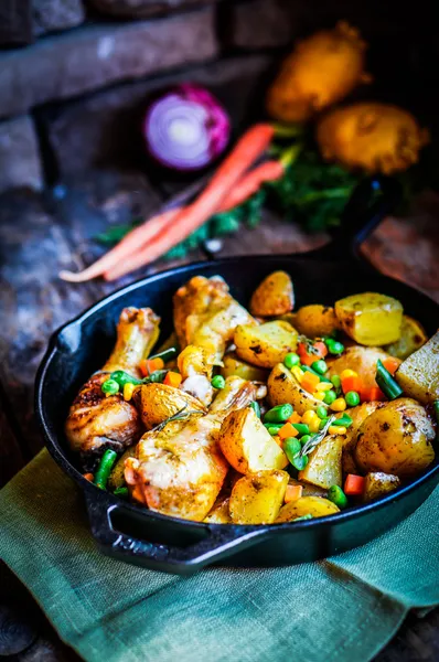 Oven baked chicken with potatoes and vegetables — Stock Photo, Image