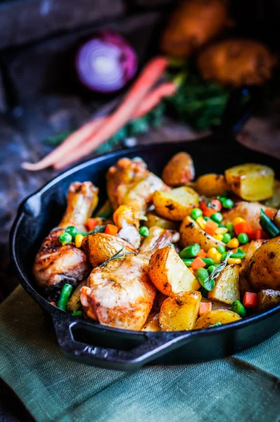 Oven gebakken kip met aardappelen en groenten — Stockfoto