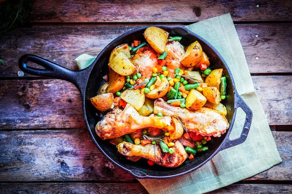 Oven gebakken kip met aardappelen en groenten — Stockfoto