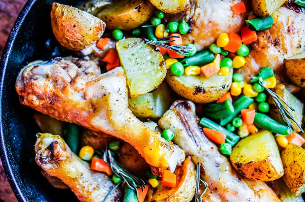 Troubě zapečené kuře s brambory a zeleninou — Stock fotografie