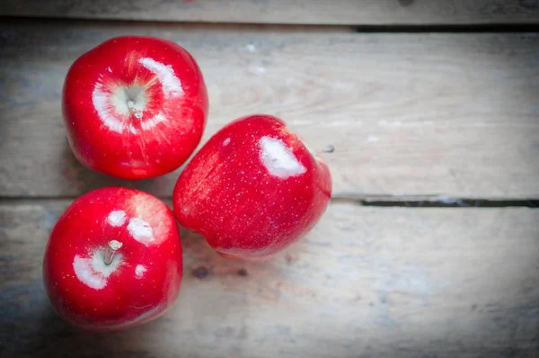 Свежие фермы выращивают яблоки на деревенском деревянном фоне — стоковое фото