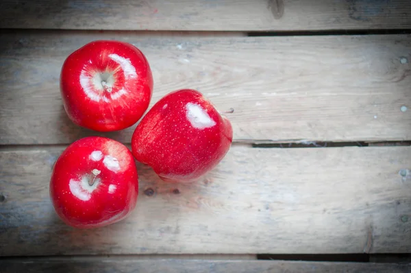 Свежие фермы выращивают яблоки на деревенском деревянном фоне — стоковое фото