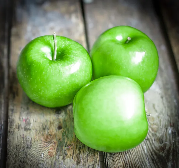 Fazenda fresca levantou maçãs no fundo de madeira rústica — Fotografia de Stock