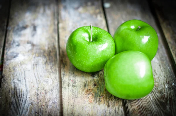 Fresh farm raised apples on rustic wooden background — Stock Photo, Image