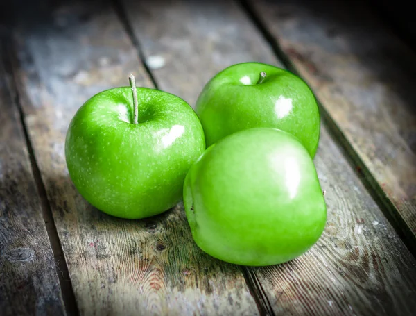 Fresh farm raised apples on rustic wooden background — Stock Photo, Image