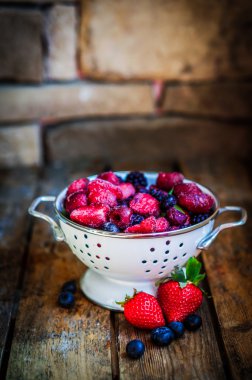 rustik ahşap zemin üzerinde dondurulmuş meyveler