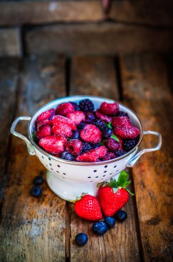 rustik ahşap zemin üzerinde dondurulmuş meyveler