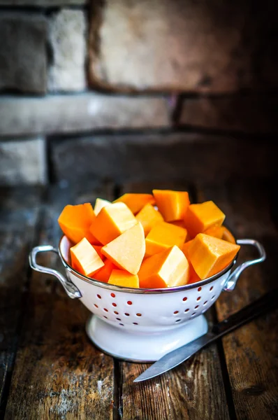 Calabaza recién cortada sobre fondo rústico de madera — Foto de Stock