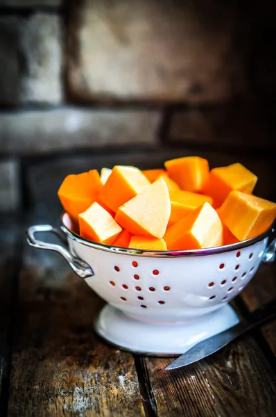 Calabaza recién cortada sobre fondo rústico de madera — Foto de Stock