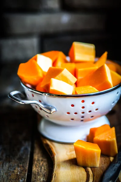 Calabaza recién cortada sobre fondo rústico de madera — Foto de Stock