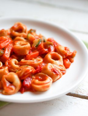 tortellini primavera parmesan üzerinde ahşap rustik marinara soslu