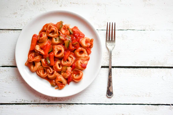Tortellini primavera parmesan üzerinde ahşap rustik marinara soslu — Stok fotoğraf