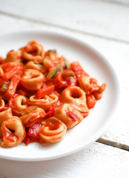 Tortellini primavera parmesan в соусе маринара на деревянном деревенском — стоковое фото