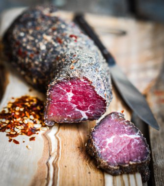 biber ve tuz rustik ahşap zemin üzerinde kurutulmuş et