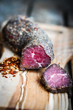 biber ve tuz rustik ahşap zemin üzerinde kurutulmuş et