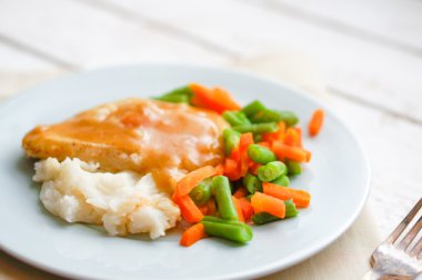 fırın fırında tavuk Gravy sebze ve patates püresi ile