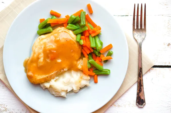 Ugnsbakad kyckling i sås med potatismos och grönsaker — Stockfoto