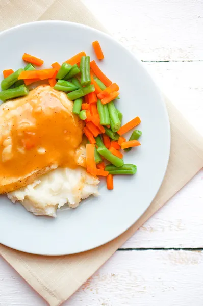 Ofen gebackenes Hühnchen in Soße mit Kartoffelpüree und Gemüse — Stockfoto