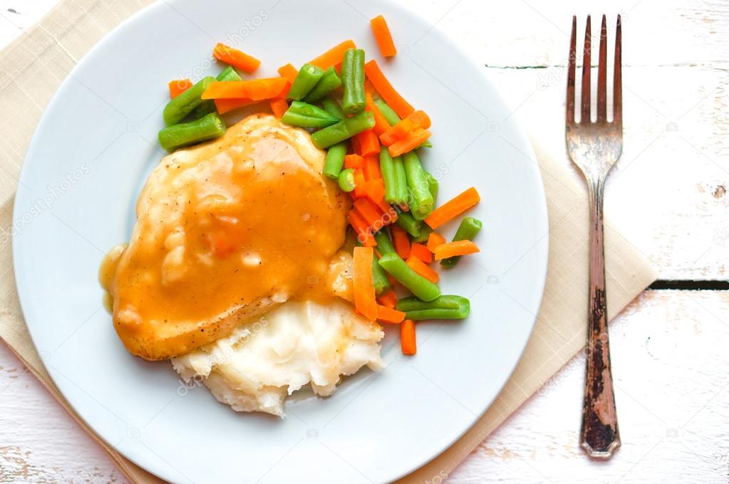 Oven baked chicken in gravy with mashed potatoes and vegetables — Stock