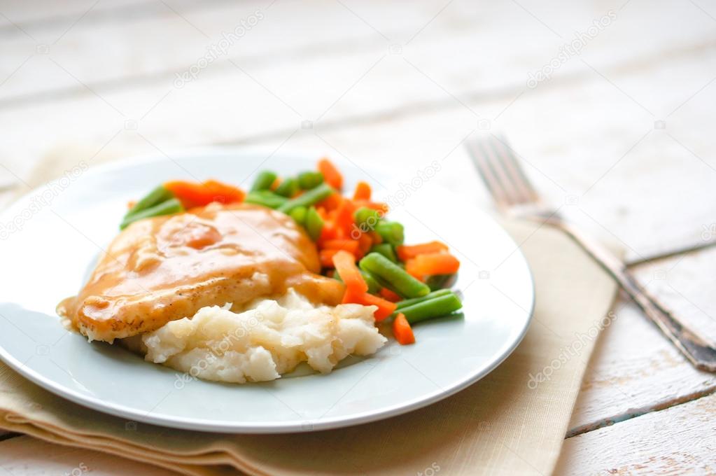 Oven baked chicken in gravy with mashed potatoes and vegetables — Stock