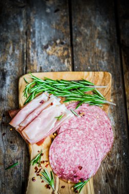 Salam sarımsak ve biberiye rustik ahşap zemin üzerinde