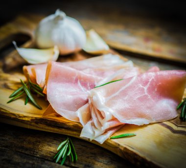 Salam sarımsak ve biberiye rustik ahşap zemin üzerinde