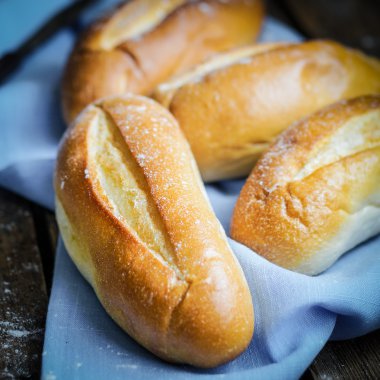 ekmek rulo rustik ahşap arka plan üzerinde