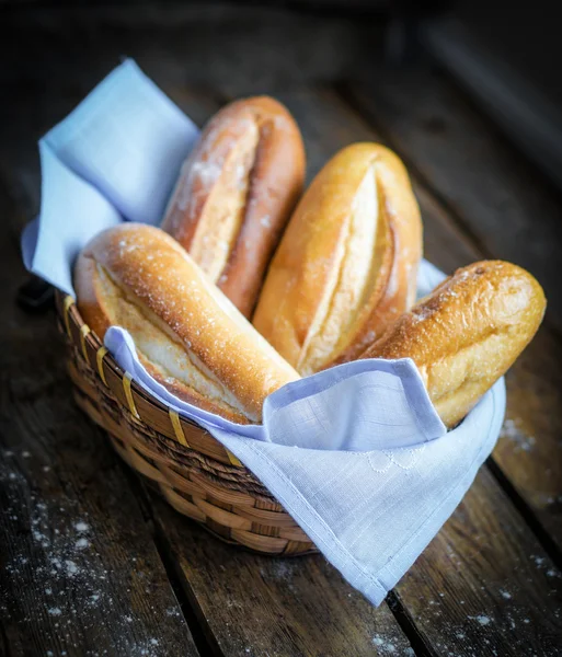 Broodjes in de mand op rustieke houten achtergrond — Stockfoto