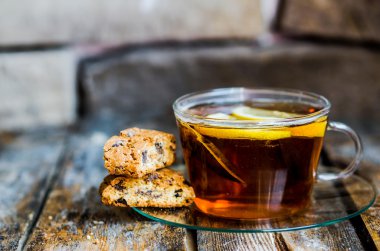 çay bardağı limon ve çerezleri rustik ahşap zemin üzerinde