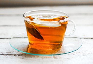 rustik ahşap zemin üzerine limon ile çay