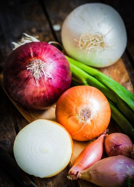 renkli soğan ve sarımsak rustik ahşap zemin üzerinde