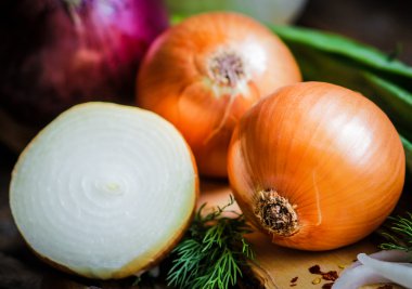 renkli soğan ve sarımsak rustik ahşap zemin üzerinde