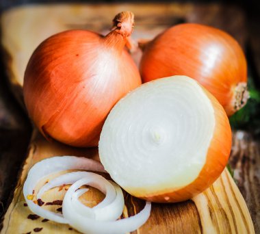 renkli soğan ve sarımsak rustik ahşap zemin üzerinde