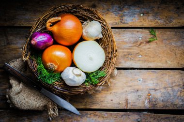 renkli soğan ve sarımsak rustik ahşap zemin üzerinde