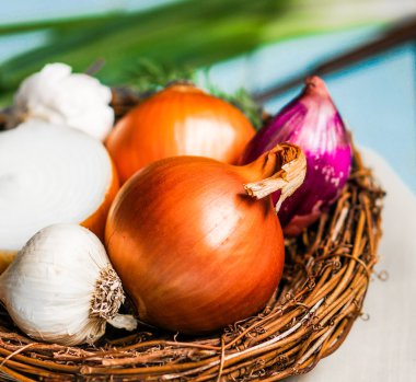 renkli soğan ve sarımsak rustik ahşap zemin üzerinde