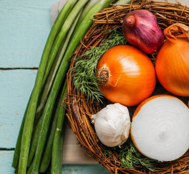 renkli soğan ve sarımsak rustik ahşap zemin üzerinde