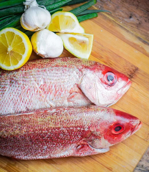 Fresh red snapper preparation with lemon and vegetables — Stock Photo, Image