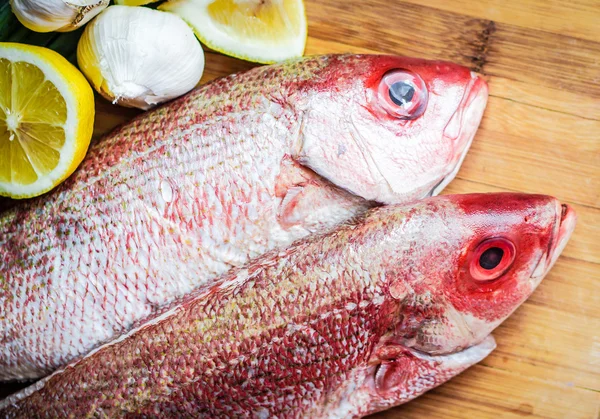 Preparação de snapper vermelho fresco com limão e legumes — Fotografia de Stock