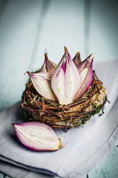 Halved red onions in a basket — Stock Photo, Image