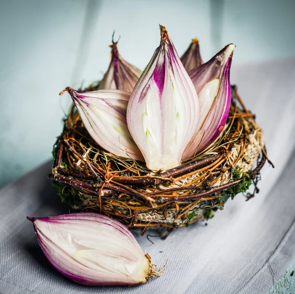 Halved red onions in a basket — Stock Photo, Image