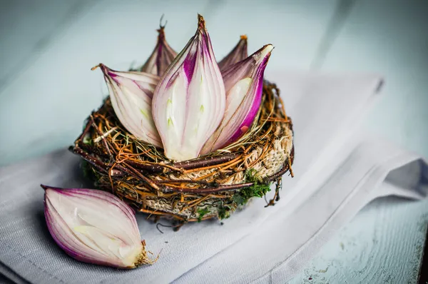 Halved red onions in a basket — Stock Photo, Image