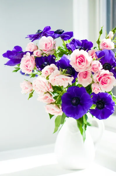 Bukett med rosa rosor och blå anemoner i vit vas — Stockfoto