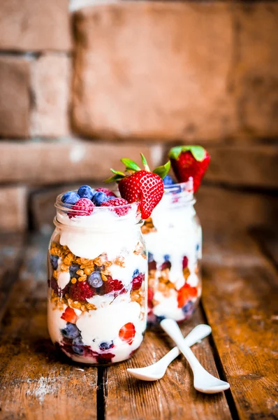 Granola Parfait con yogur y bayas sobre fondo rústico — Foto de Stock