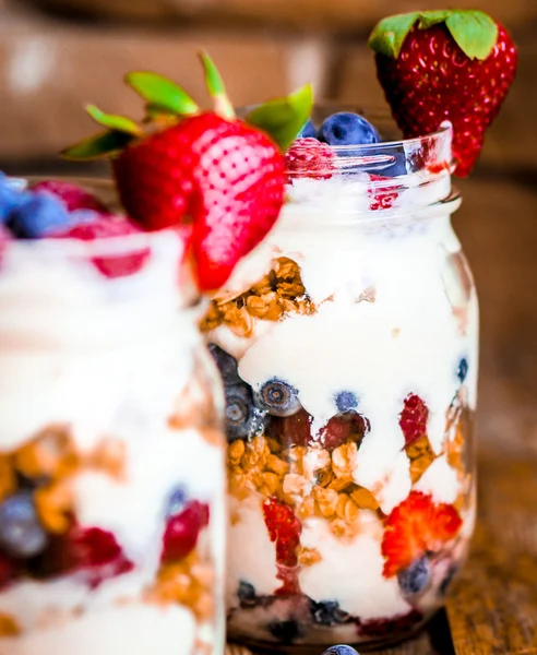 Granola Parfait con yogur y bayas sobre fondo rústico — Foto de Stock