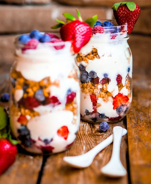 Granola Parfait con yogur y bayas sobre fondo rústico —  Fotos de Stock