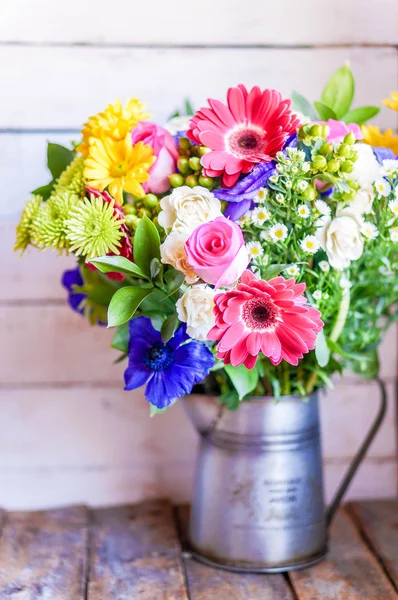 Kolorowy bukiet wiosennych kwiatów w wazonie vintage w stylu rustykalnym drewniane tła — Zdjęcie stockowe