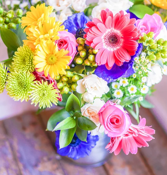 Bouquet coloré de fleurs printanières en vase vintage sur fond bois rustique — Photo