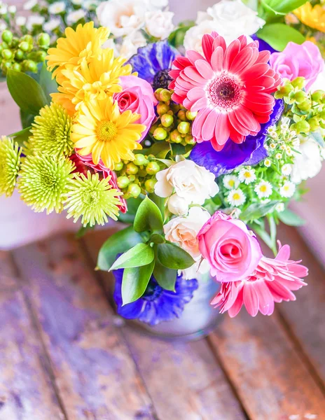 renkli rustik ahşap zemin üzerinde vintage vazoda bahar çiçekleri buketi